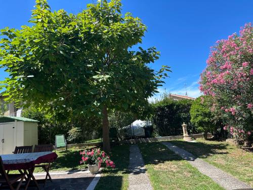 Villa bifamiliare per famiglie con giardino