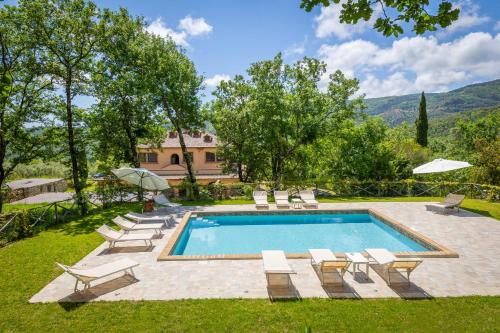Villa Cresci relax in campagna toscana con piscina e animali ammessi, vicino alla strada del vino di Bolgheri