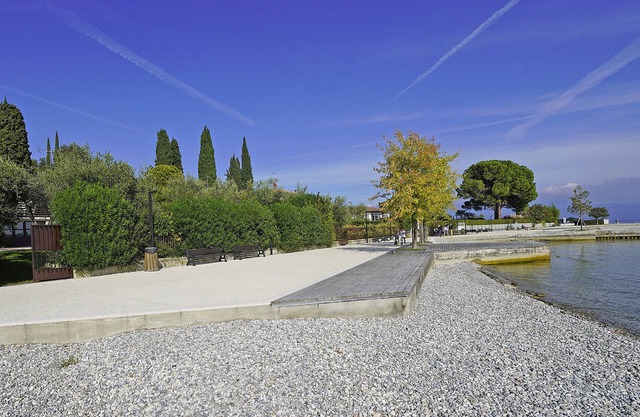Villa directly by the lake with garden.