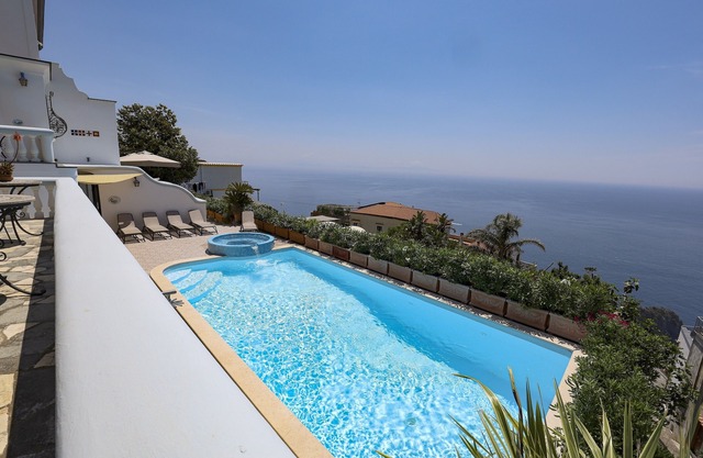 Villa Elena is a prestigious villa with a pool and suggestive sea view.