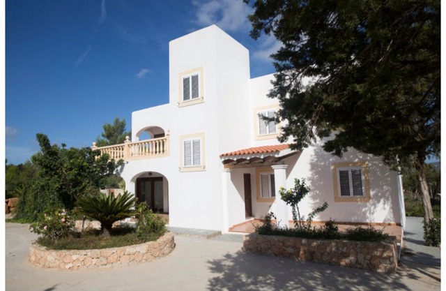 Villa Can Vincent is a large villa and pool located on the outskirts of San Antonio Bay