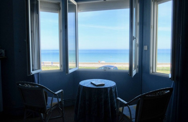 VILLA FRONT DE MER, superb sea view, the beach at your feet, direct access