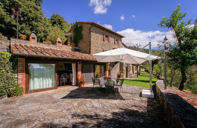 Villa in Cortona with Pool & Hill Views
