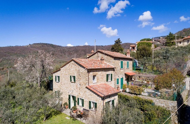 Villa in Cortona with Pool and Scenic Views