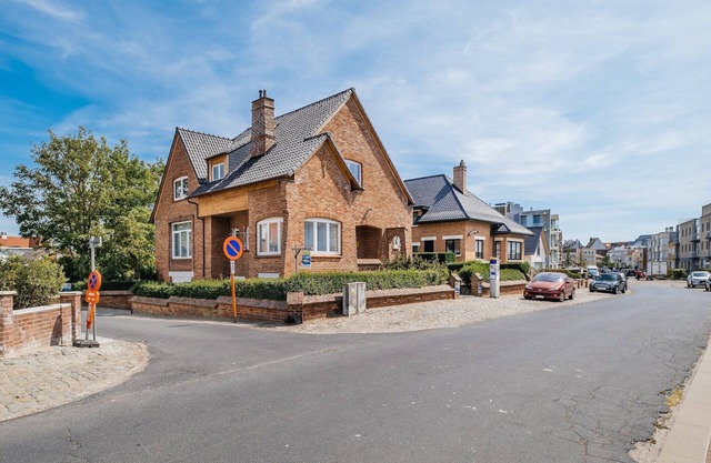 Villa in Koksijde with Sunny Garden