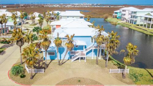 Villa Laguna! STEPS to the pool & lagoon views, with boardwalk to beach