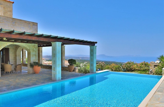 Villa Lofos, sea view, jacuzzi, heatabel infinity pool