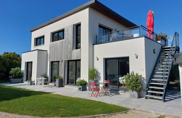 Villa 'Lumineuse Vue Mer 150m Plage' with Sea View, Private Terrace and Wi-Fi