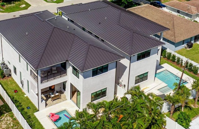 ⭐️Villa Lux Resort: Sleeps 24! 8BR, 2Villas, Bike to Beach⭐️