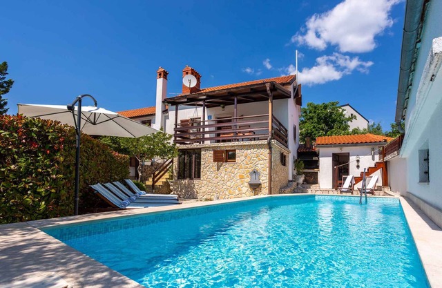 Villa mit Whirlpool und Pool
