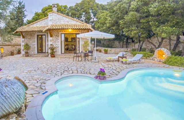 Villa Nionios: Large Private Pool, Walk to Beach, Sea Views, A/C, WiFi