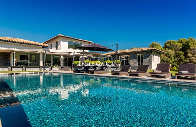 Villa of Brillane, Aix-en-Provence Contemporary house with large pool
