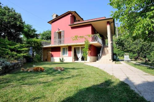 Villa per gruppi fino a 20 persone, con piscina privata, camino e grande giardino nelle colline marchigiane