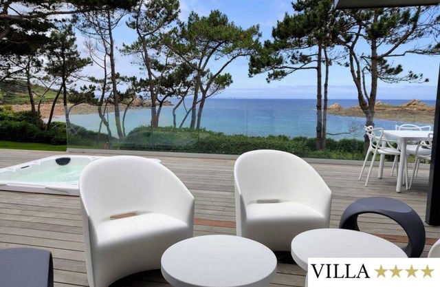 Villa Port Blanc facing the beach SPA and SPA de Nage