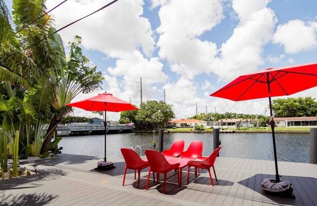Villa Rio: Lux 4BR Waterfront 5 min to beach!