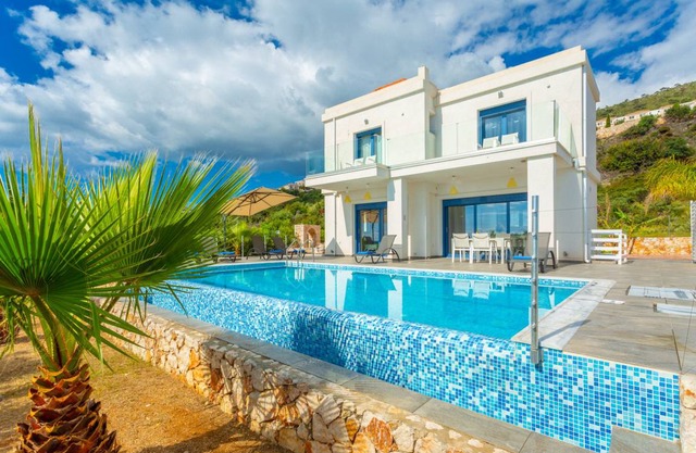 Villa Seashell: Large Private Pool, Walk to Beach, Sea Views, A/C, WiFi
