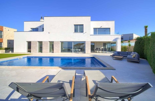 Villa Sia with private pool, sea view and garage