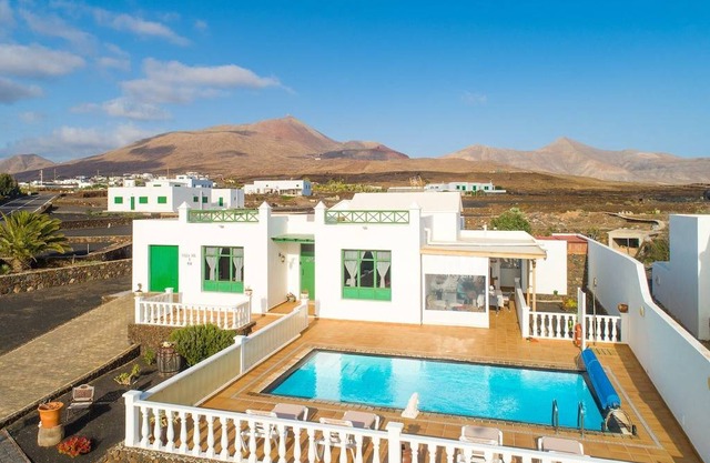 Villa Sol y Mar: Large Heated Private Pool, Sea Views, WiFi