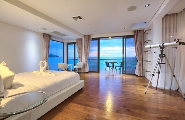 Villa U Beachfront Haven: 1 Bed-Sleeps 2