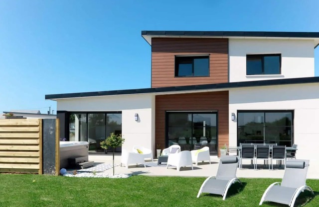Villa with Jacuzzi, 300 m from the Beach! 🌞