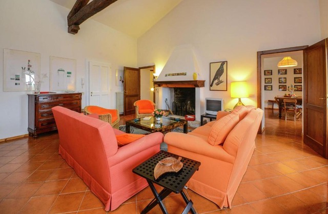 Villa with outbuilding and swimming pool and panoramic view of the Apennines