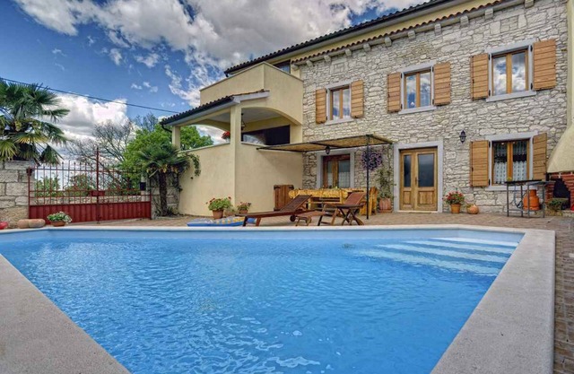 Villa with pool and barbecue