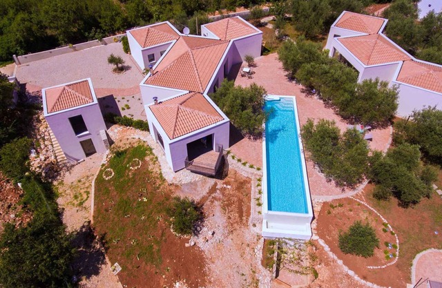 Villa with pool in an authentic natural environment