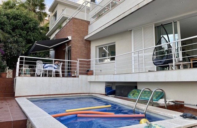 Villa with pool, sea and mountain views. Walking distance to the center and the beach.