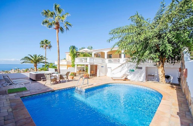 Villa with Private Pool, Jacuzzi & 360° Sea Views