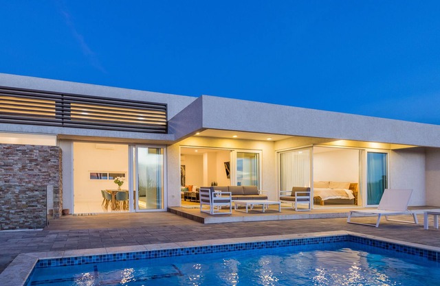 Villa with private pool, minutes from Palm Beach!