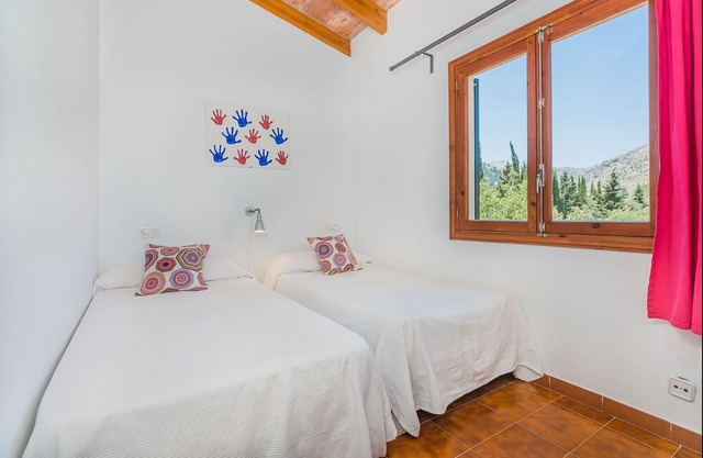 Villa with private pool walking distance to Town