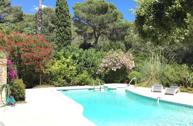 Villa with swimming pool, 200m from the beach in the private Domaine du Gaou Bénat