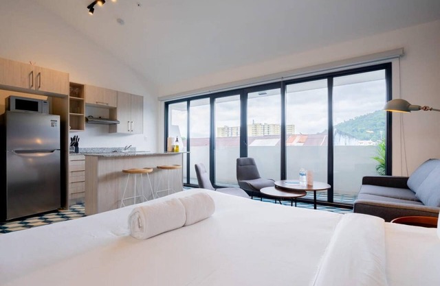 w Artistic Loft in Santa Ana