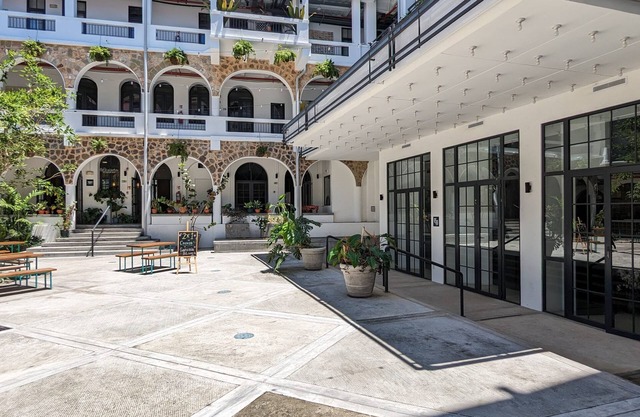w Beautiful Loft in Santa Ana