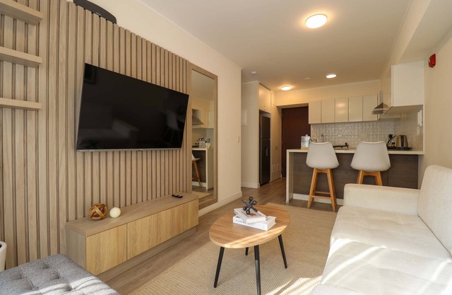 w Stylish 1BR w Balcony in Trendy Barranco