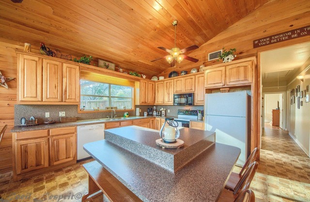 Wagon Wheel Rr9084ww 3 Bedroom Home by RedAwning