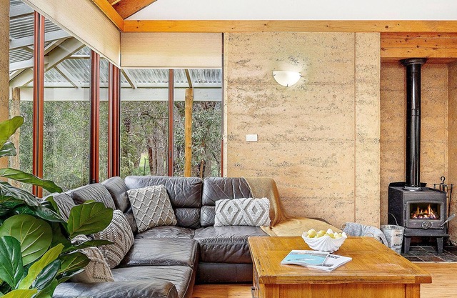 Wake up to serenity, kangaroos & rural views.