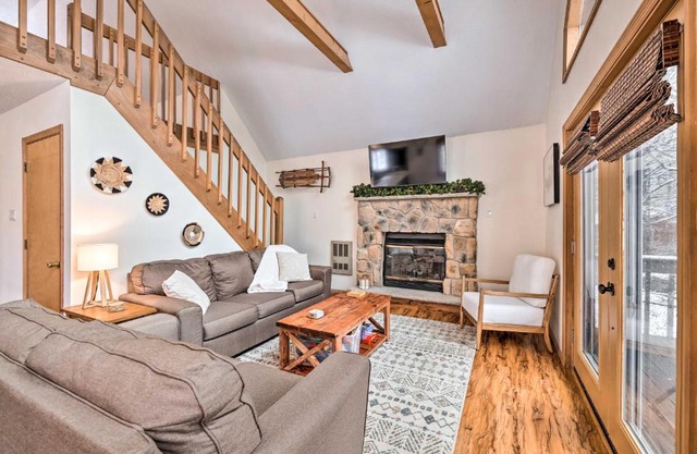 Walk to Arrowhead Lake Cabin with Private Hot Tub!