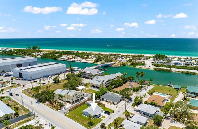 Walk to Beach. Beautifully Renovated 3BR, 2BA Home w/Outdoor Shower & Grille