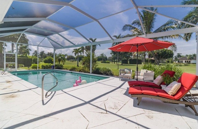 Walk to Beach, Moorings, renovated home Southern Exposure Golf Course View