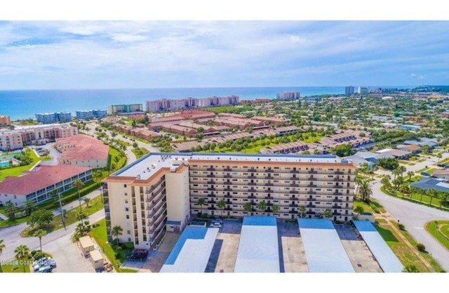 Walk to Beach Quiet Community awesome Amenities!