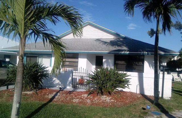 Walk to beachfront restuarants and perfect beaches! Pets condsidered.