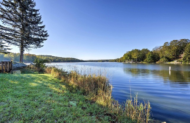 Walk to Roaming Woods Lake: Home w/Fire Pit!