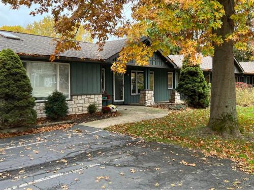 Walking distance to many local attractions - Perfect for a Relaxing Getaway!