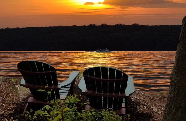 WALLENPAUPACK LAKEFRONT CABIN, AMAZING SUNSETS, SEASONAL DOCK, PRIVATE SETTING