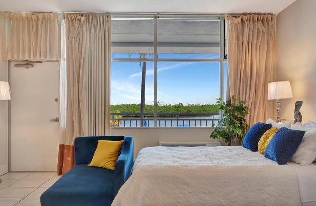 Watch the Dolphins! Lg Balcony Suite & Heated Pool