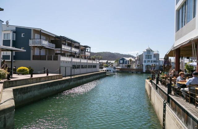 WATERFRONT 11 QUAY WEST