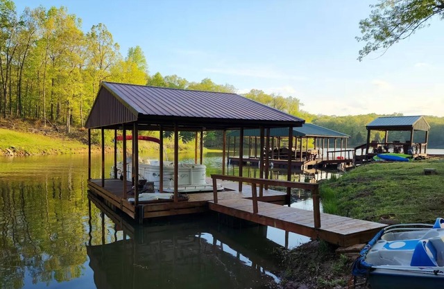 Waterfront cabin on the beautiful Lake of Egypt!