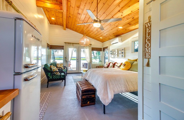 Waterfront Colonels Island Vacation Rental Studio!