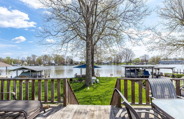 Waterfront Cottage on Dunn's Pond